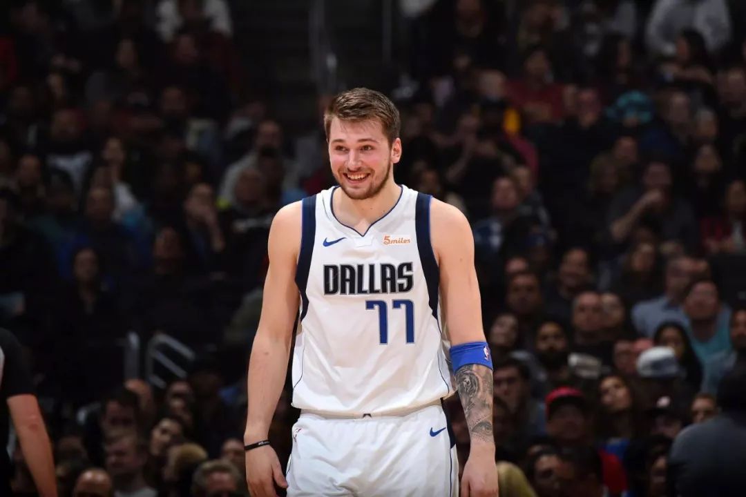  东契奇生涯首个60+三双，独行侠加时险胜马刺  