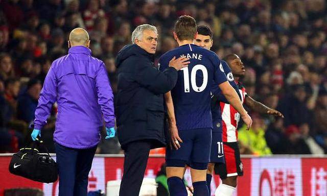  国米传奇马特拉齐现身教练席，临时指导防守  