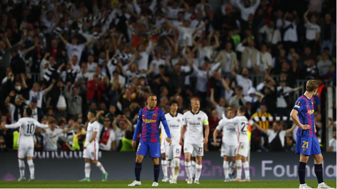  法兰克福主场球迷抗议俱乐部管理层决策引关注  